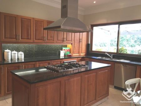 Beautiful Family Living and Entertaining - Photo 5