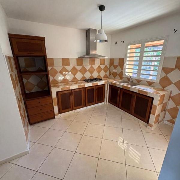 Location Maison 4 pièces 93m² ST PIERRE 97410 - Photo 1