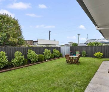 Charming Two Bedroom Unit - Photo 2