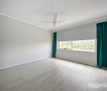 Light-Filled Renovated Three-Bedroom Apartment in Boutique Block - Photo 4