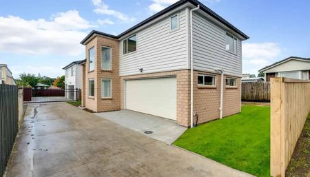 Modern 5BR Family Haven in Pukekohe - Photo 3