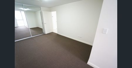 Spacious one bedroom plus study overlooking the park. - Photo 3