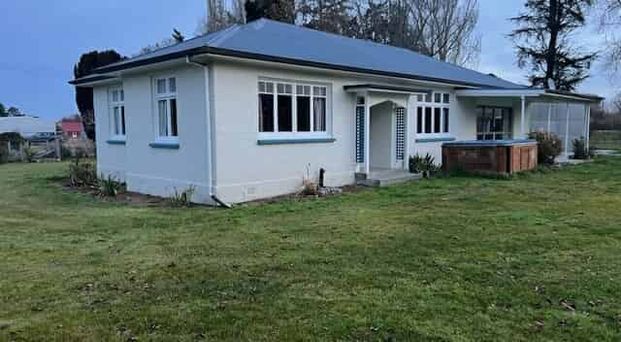 3 Bedroom Farmhouse - Photo 1