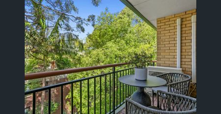 Sunny Spacious Apartment In Leafy Locale - Photo 3