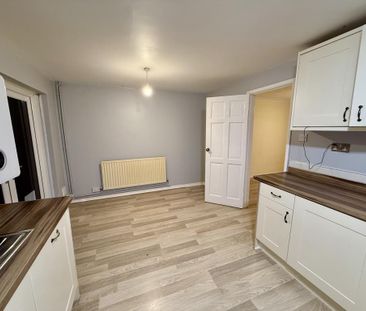 3 bedroom end of terrace house to rent - Photo 3