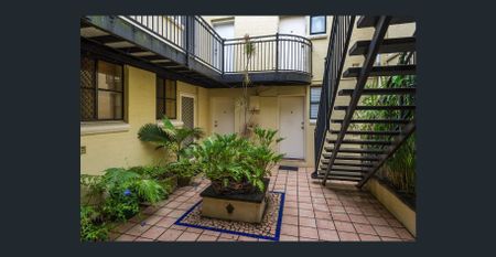 Fully Furnished Renovated Studio Apartment - Photo 2