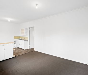 One Bedroom Unit - Handy to Everything - Photo 4