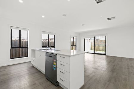 Spacious Family Home! - Photo 3