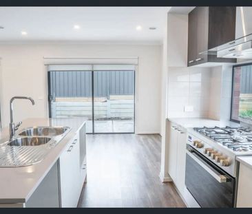 Modern 4 Bedroom Family Home in Edgebrook Estate - Photo 4