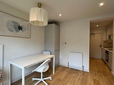 3 bedroom flat to rent - Photo 5
