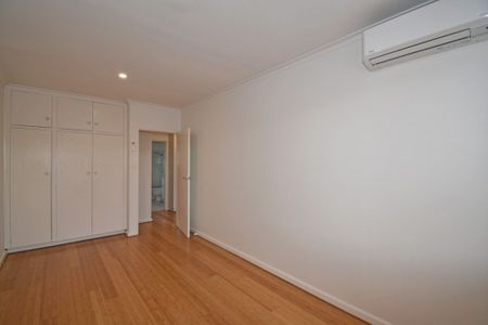 Spacious Apartment in the Heart of Bentleigh - Photo 3