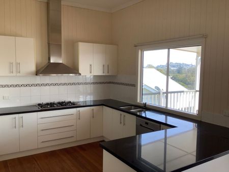 Charming home with entertainer deck - Photo 3