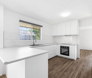 AN INVITING FAMILY HOME!! - Photo 4