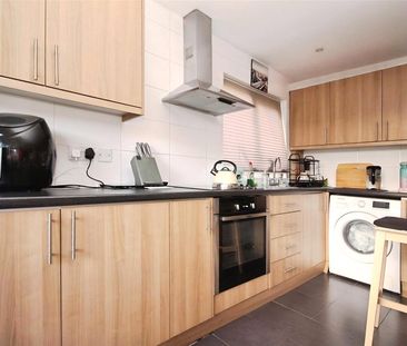 Drummond Road, Guildford, Surrey, GU1 4NX - Photo 2