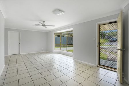 TIDY LOW SET HOME, SIDE ACCESS, SHED IN POPULAR CLINTON! - Photo 2