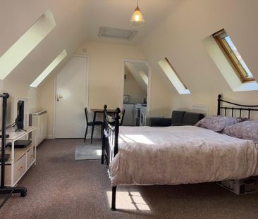1 bedroom coach house to rent - Photo 1