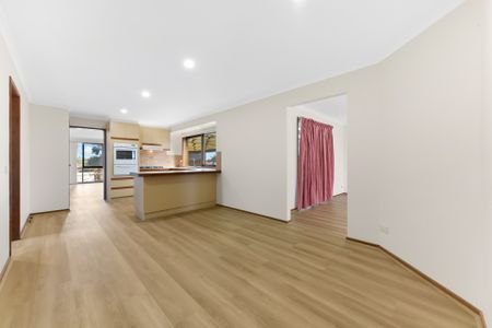 16 Lauren Drive, Hampton Park VIC - Photo 4