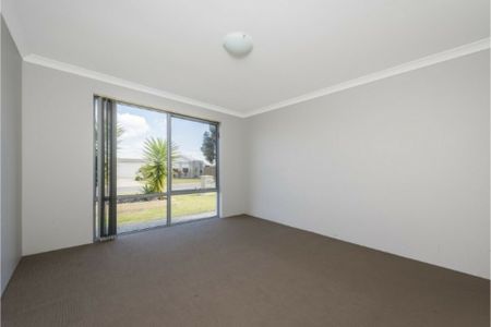 Perfectly Positioned Home Close to Parks, Schools & Waterfront. - Photo 5