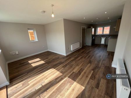 3 bedroom semi-detached house to rent - Photo 3