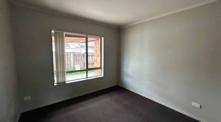 Spacious Home with Two Lounges and Five Bedrooms - Photo 2