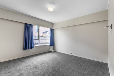 Tidy 2-bedroom unit (middle unit) - Photo 4