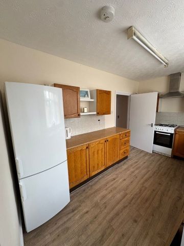 2 Bed Flat, Wide Lane, SO18 - Photo 3