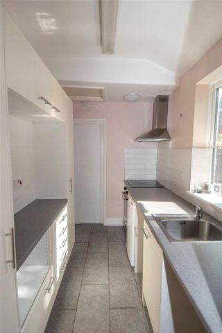2 bedroom end of terrace house to rent - Photo 5