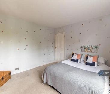 4 bedroom semi-detached house to rent - Photo 6