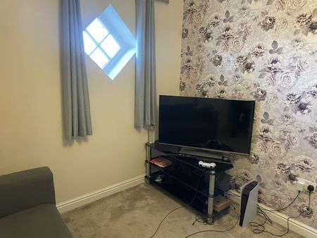 6 Bed Semi-Detached House, Sharples Close, BS16 - Photo 4