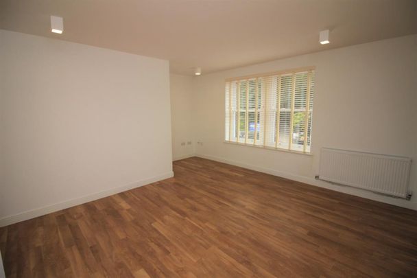 2 bedroom Flat To Let - Photo 1