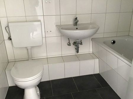 Ein ruhiges Plätzchen für Ihre Liebsten finden Sie in dieser 3-Zimmer-Wohnung in Freisenbruch! WBS! - Photo 2