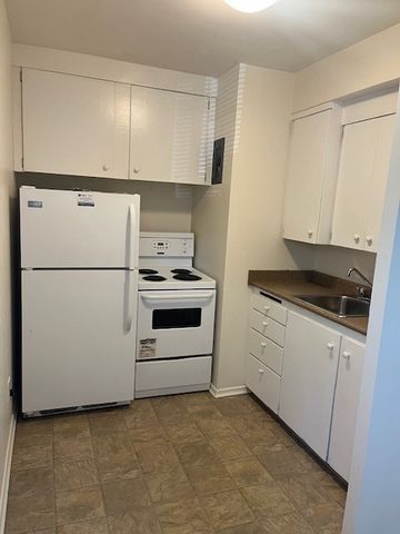 1 BDRM/1 BATH - 409 4TH AVE N - Available NOV 1 - Photo 3