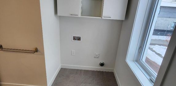 5 1/2 à Laval, rénové avec cours - Photo 2