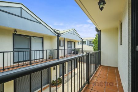 Beautifully Updated Townhouse Moments from Oxford Street!! - Photo 2