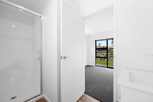 Discover comfortable and convenient living in this well-appointed 2-bedroom, 2-bathroom townhouse located in the sought-after suburb of Beerescourt, Hamilton. - Photo 1