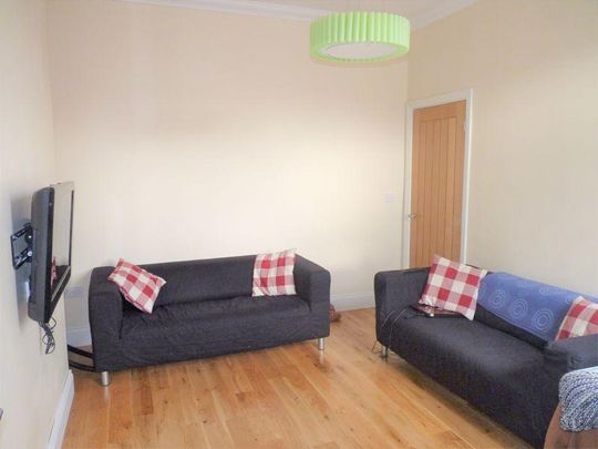 3 bedroom flat to rent - Photo 1