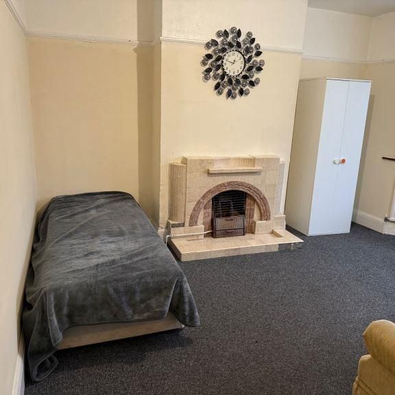 1 bedroom in a house share to rent - Photo 2