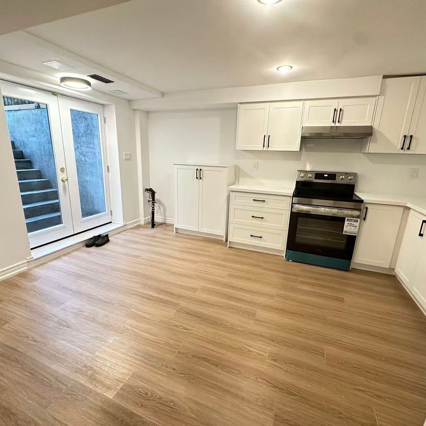 For Lease - 12 Goldsmith Crescent, Newmarket, Ontario - Photo 1