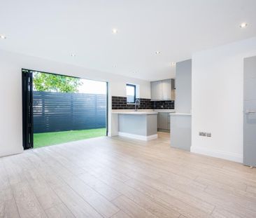 3 bedroom flat to rent - Photo 2