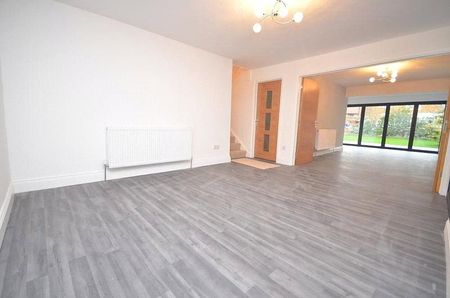 4 bedroom detached house to rent - Photo 2