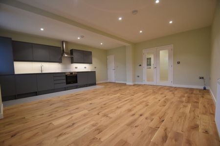 Bulstrode Court, Gerrards Cross,SL9 - Photo 2