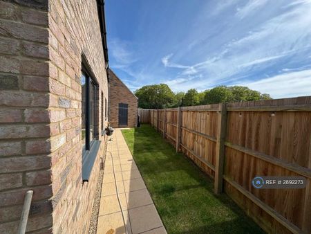 4 bedroom detached house to rent - Photo 5