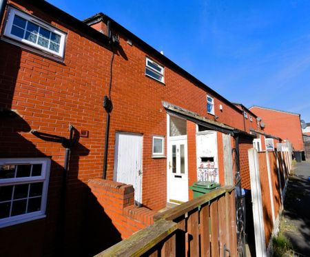 5 bedroom House in Howden Gardens, Leeds - Photo 3