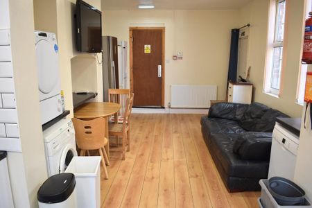1 bedroom in a house share to rent - Photo 2