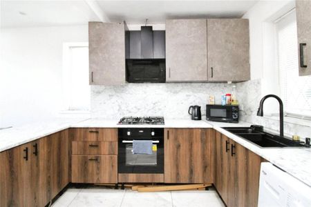 3 bedroom end of terrace house to rent - Photo 4