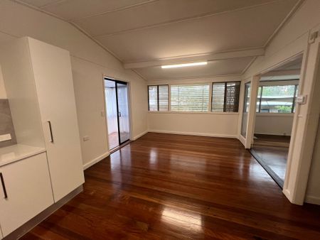 Recently Renovated - Family Home in Margate - Photo 4