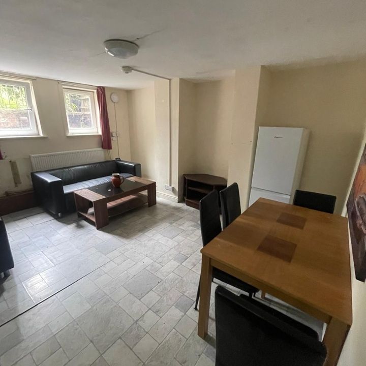 Room in a Shared House, Recreation View, LS11 - Photo 1