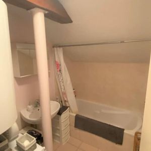 SAINT-CERGUES À LOUER BEL APPARTEMENT T2 AVEC CAVE ET ST - Photo 3