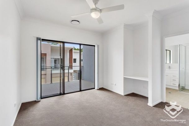 LUXURY 3 BEDROOM TOWNHOUSE DUCTED A/C THROUGHOUT! - Photo 1