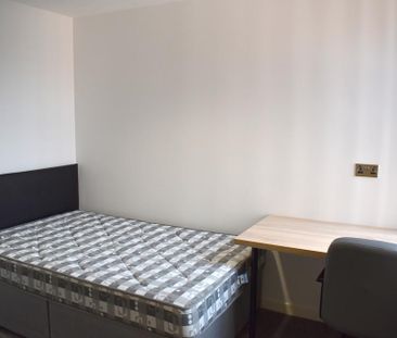 6 bedroom terraced house to rent - Photo 4